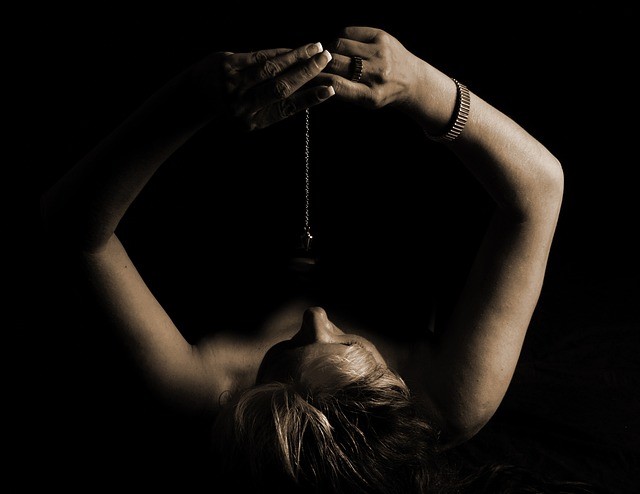 איך לעשות היפנוזה עצמית ולהוציא את עצמך מהסבל